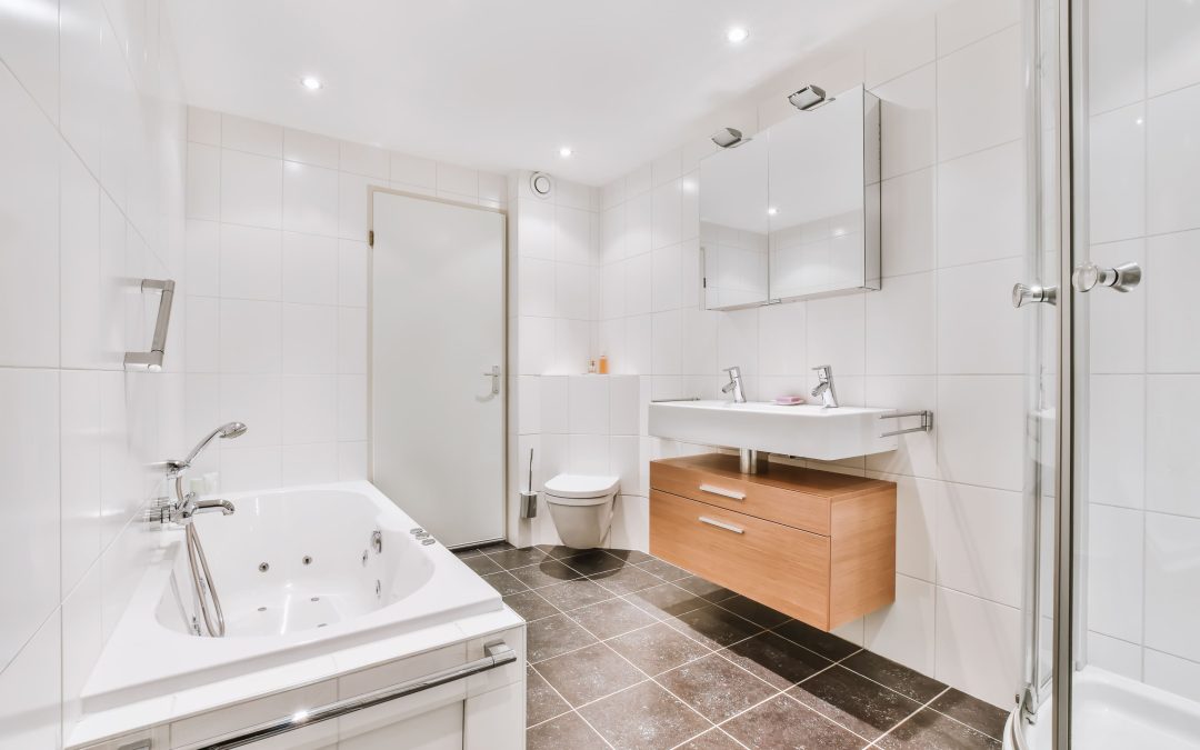 Cómo combinar colores en el baño sin perder luminosidad