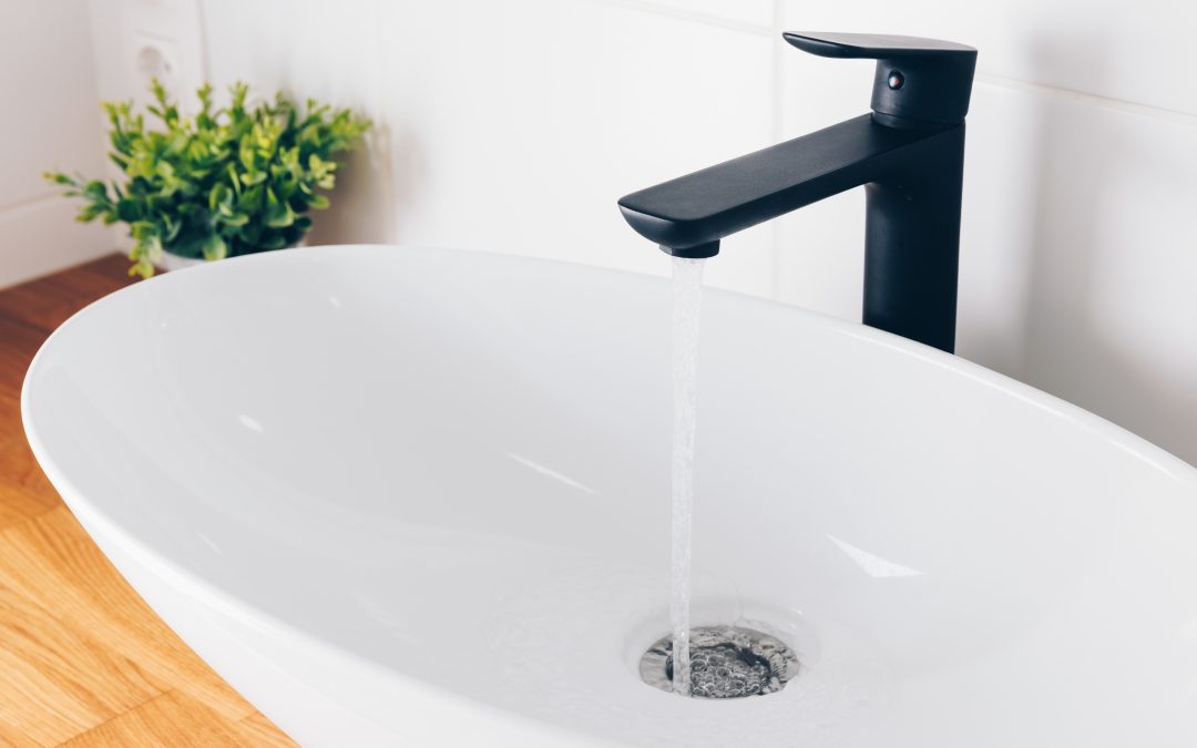 Grifería negra, dorada o cromada: tendencias y mantenimiento